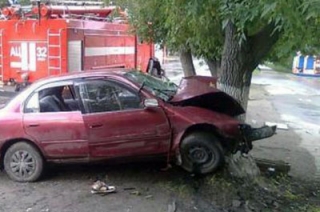 На Шелковичной "Toyota" врезалась в дерево. Двое – в больнице