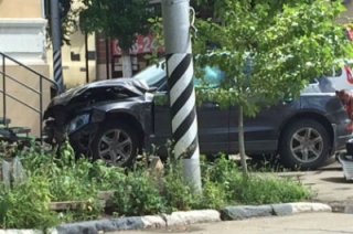 В центре Саратова после ДТП "Ауди" заблокировал вход в аптеку