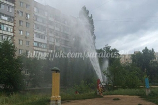В Энгельсе забил "фонтан" высотой в несколько этажей