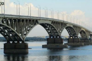 На старом мосту "Саратов-Энгельс" ограничили движение большегрузов