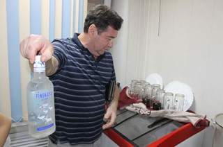 В кафе-баре "Raki House" обнаружили водку с признаками подделки