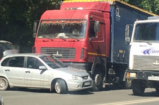 Авария с участием фуры парализовала движение на Шехурдина