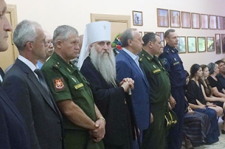 Генерал и губернатор благодарят родителей Евгения Долгина за воспитание героя