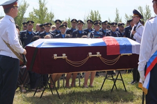 Евгения Долгина похоронили с воинскими почестями в родном поселке