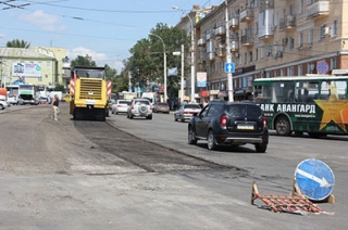 Рядом со стадионом "Локомотив" спешно меняют асфальт