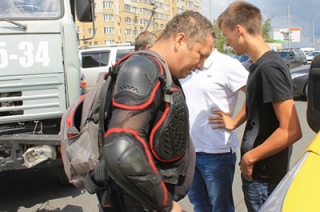 Мотозащита спасла байкера при столкновении с "Камазом"