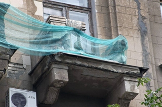 Прикрытые баннерами балконы грозят рухнуть на головы саратовцев