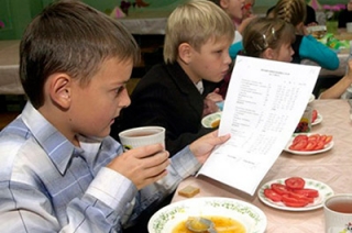 Аналитика. Кто и как поставляет продукты в школы и детсады Саратовской области?