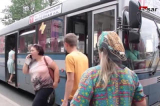 Видеосюжет. В саратовских автобусах по-прежнему жарко и душно