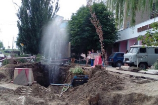В Юбилейном появился очередной коммунальный "фонтан"