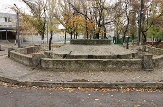 В сквере на Ильинской площади за 1,7 млн рублей отремонтируют дорожки