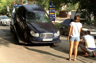 Саратовские эвакуаторщики уронили автомобиль из Ленинградской области