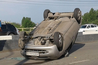 Перевернувшийся на Орджоникидзе автомобиль привел к транспортному коллапсу