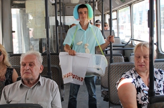 Проверяющих чистоту в городских автобусах приняли за артистов цирка