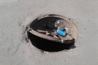 Посетители поликлиники на Московской просят закрыть крышку канализационного люка