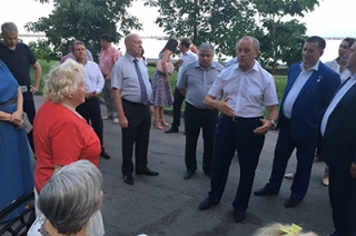 Глава региона потребовал оборудовать поручнями спуски на набережной