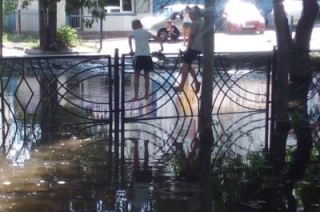 Сквер на Пономарева заливает водой