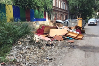 Саратовцы жалуются на "непролазную помойку" у детского сада