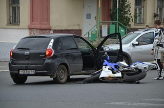 В центре Саратова спортбайк врезался в иномарку