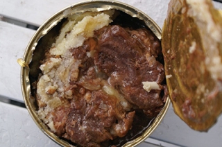 В область не пустили 50 кг сомнительных мясных консервов