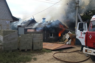 Пожарные борются с огнем в Затоне