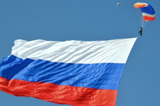 Саратовские казаки и десантники развернут в небе российский флаг