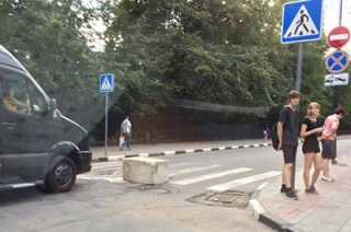 Волжскую перегородили бетонным блоком