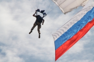 Казаки и десантники совершили парашютные прыжки в честь Дня Российского флага
