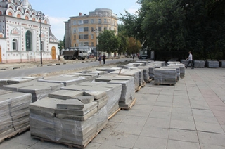 На Волжской начали демонтировать старую тротуарную плитку