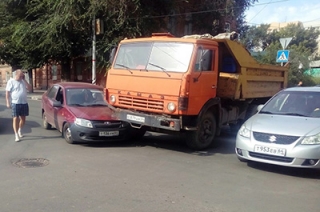 В центре Саратова "Лада Гранта" оказалась под "Камазом"