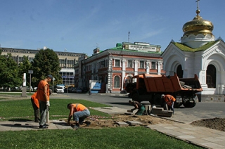 Тротуарную плитку с Волжской выкладывают на Театральной площади