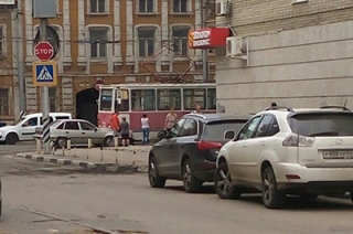 В центре Саратова "Дэу Нексия" лоб в лоб столкнулась с трамваем