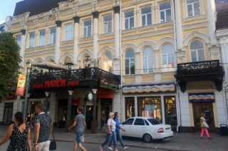По проспекту Кирова катается "Лада Приора" без номеров