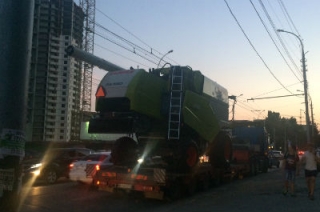 Комбайн с Театральной площади сорвал троллейбусные провода