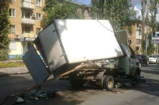 В центре города сломавшийся грузовик "усеял" дорогу упаковками пива
