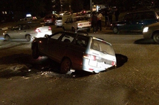 В Солнечном автомобиль попал в дорожную "ловушку"