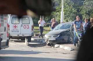 В центре Энгельса произошло лобовое столкновение двух авто