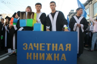 В центре Саратова проходит шествие первокурсников