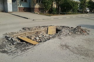 Родители вновь просят засыпать опасную яму на Куприянова