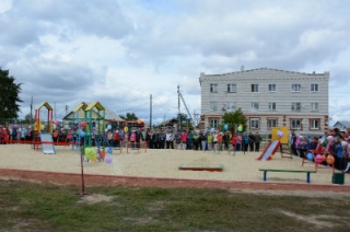 В районах области продолжают открываться новые детские площадки