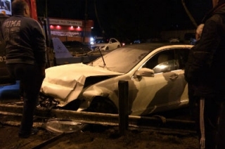 В ДТП в центре Саратова загорелся "Мерседес S600"