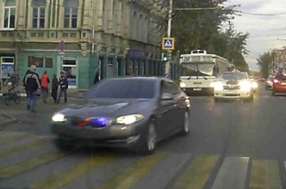 Полиция оштрафовала грубо нарушивших ПДД участников свадебного кортежа