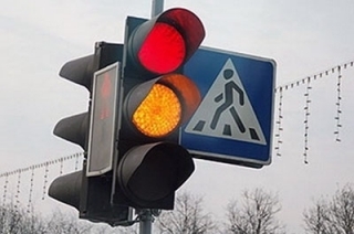 По просьбам жителей на Усть-Курдюмской установлен светофор