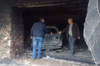 В гараже под жилым домом сгорели два "Мерседеса". Подробности