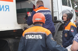 Энгельсские спасатели достали застрявшего в канале мужчину