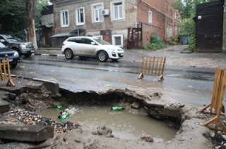 Коммунальщики оставили в центре Саратова опасную яму