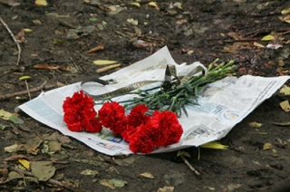Родители Александра Трекова принесли цветы к месту убийства сына