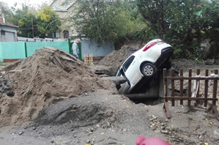 В центре Саратова иномарка провалилась в глубокую яму на дороге
