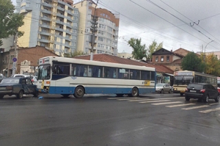 ДТП с 90-м автобусом осложнило движение на Чапаева