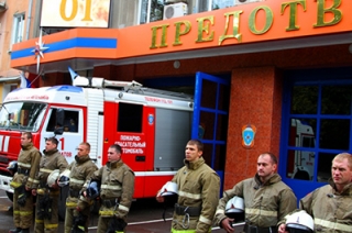 Саратовские пожарные включили сирены в память о погибших в Москве